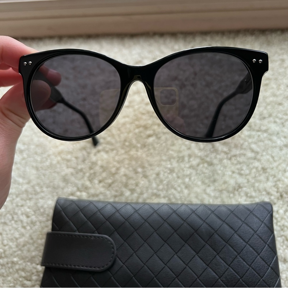 Bottega Veneta Sunglaases - Picture 2 of 9